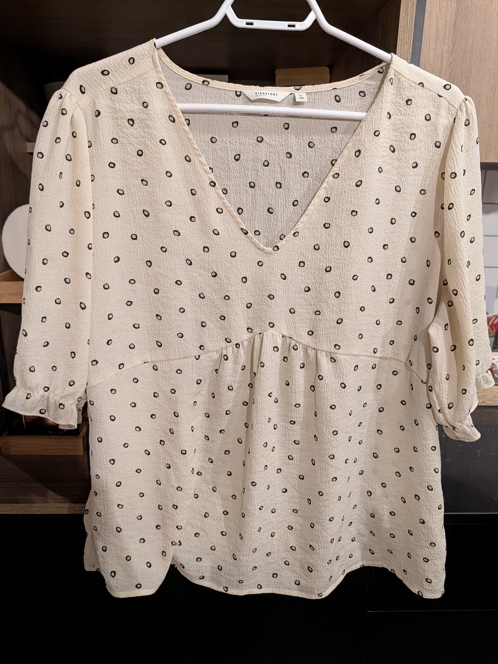 Reitmans Cream V-Neck Polka Dot Blouse
